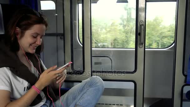 Genç Kız Ile Tren Smartphone — Stok video