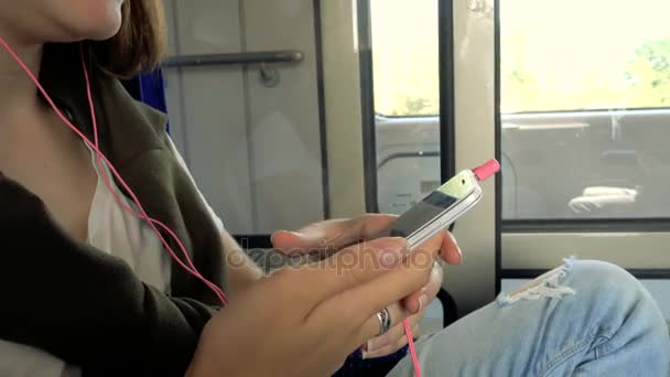 Adolescent Fille Avec Smartphone Train — Video