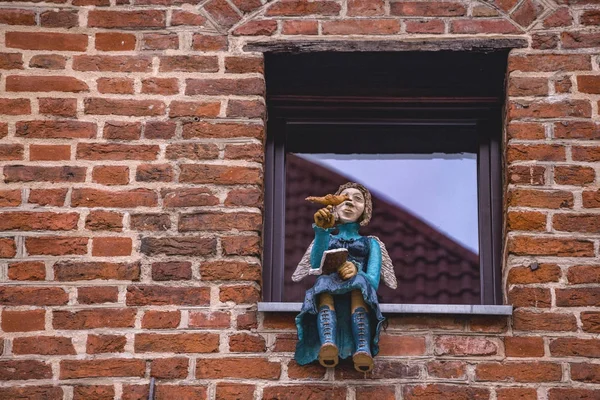 Beautiful figures in the windows of houses in the city of torun — Stock Photo, Image