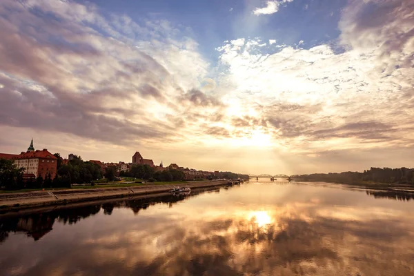 Blick auf die alte polnische Stadt Torun im Morgengrauen — Stockfoto
