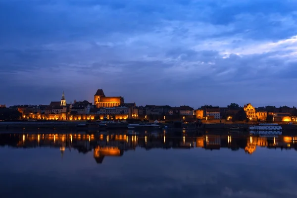 Вид на старый польский город Торунь в dawn — стоковое фото