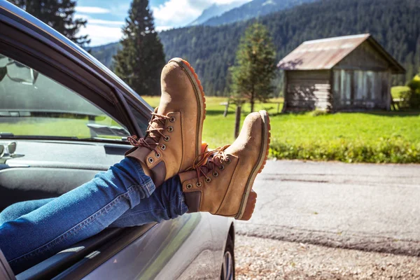 Girl legs sticking out of the car — Stock Photo, Image