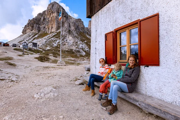 Famiglia nelle Dolomiti — Foto Stock