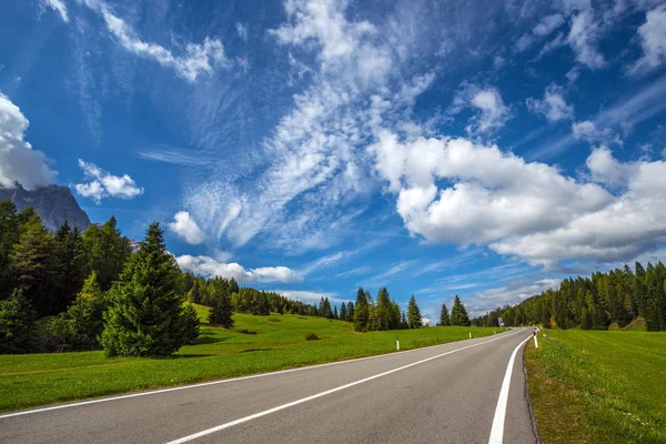 Horská silnice v pohoří Dolomity — Stock fotografie