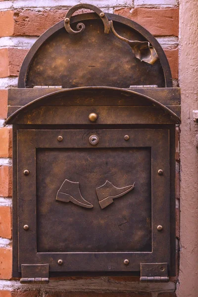 Почтовый ящик на стене — стоковое фото