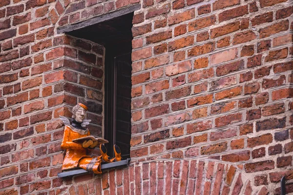 Belas figuras nas janelas das casas na cidade de torun — Fotografia de Stock