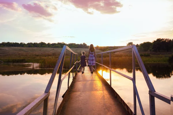 Mãe Filha Uma Ponte Através Rive Rural — Fotografia de Stock