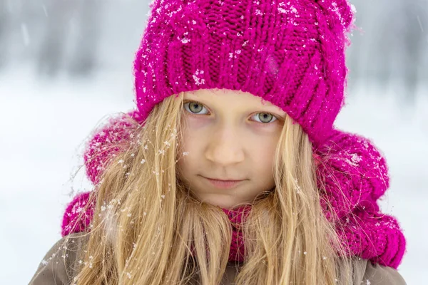 Inverno Piccola Ragazza Sorridente All Aperto Tim Nevicata — Foto Stock