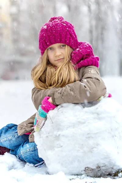 Hiver Petite Fille Souriante Extérieur Minuterie Des Chutes Neige — Photo