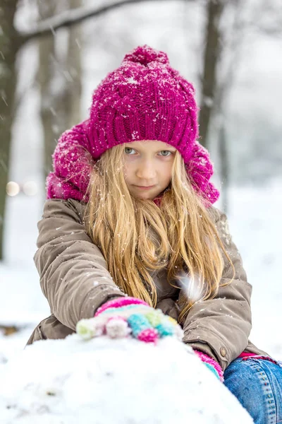 Hiver Petite Fille Souriante Extérieur Minuterie Des Chutes Neige — Photo