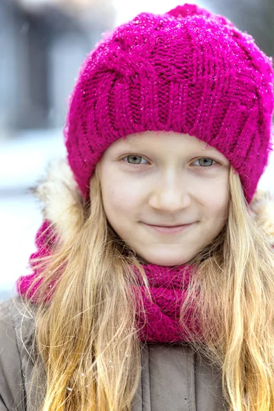 Kış Kar Yağışı Açık Havada Küçük Gülümseyen Kız Tim — Stok fotoğraf