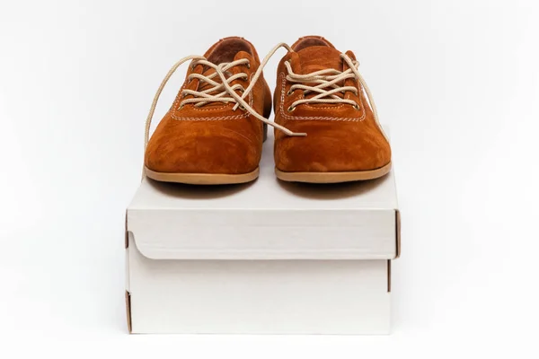 Klasszikus Bőr Cipő Egy Dobozban Fehér Háttere — Stock Fotó