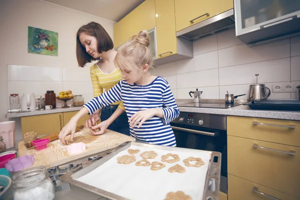 Happy Σαββατοκύριακο Αδελφή Κορίτσια Μαγειρέψουν Ένα Μπισκότα Linzer — Φωτογραφία Αρχείου