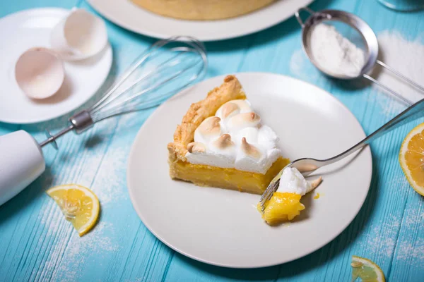 Приготовление Десерта Вкусные Лимонные Пироги Классическая Безе Топппинг Синей Спинке — стоковое фото