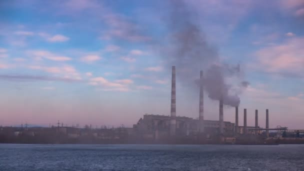 Fumaça Das Tubulações Usina Elétrica Margem Rio — Vídeo de Stock