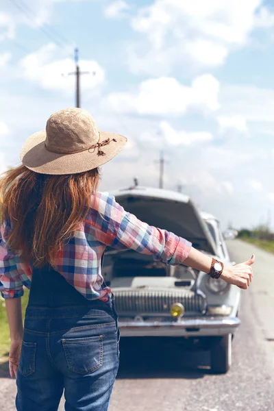 Young woman hitch-hiking — Stock Photo, Image