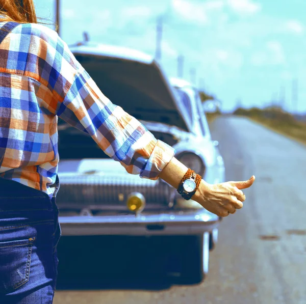 Mujer joven autoestop — Foto de Stock