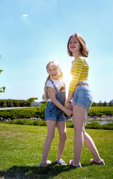 Bella sorella ragazza sul prato — Foto Stock