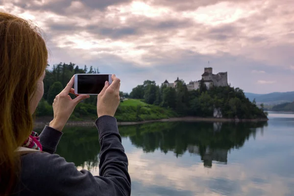 Девушка устроила фотосессию замка Озика — стоковое фото