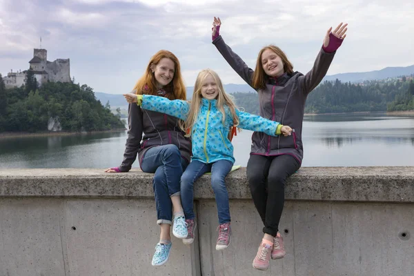 Lycklig familj - mamma och två döttrar — Stockfoto