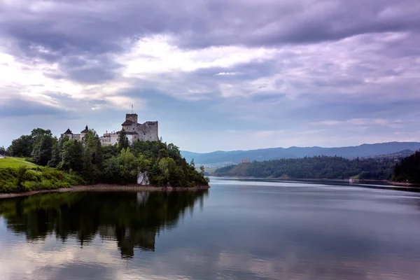 Vista del famoso castillo niedzica en la Polonia —  Fotos de Stock