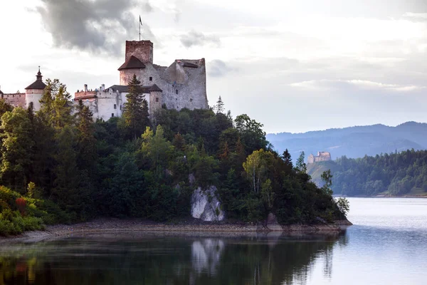 Vue sur le célèbre château niedzica à la Pologne — Photo