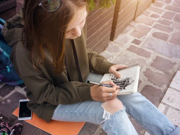 Piękna dziewczyna siedzieć na placu — Zdjęcie stockowe