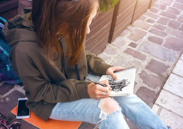 Piękna dziewczyna siedzieć na placu — Zdjęcie stockowe