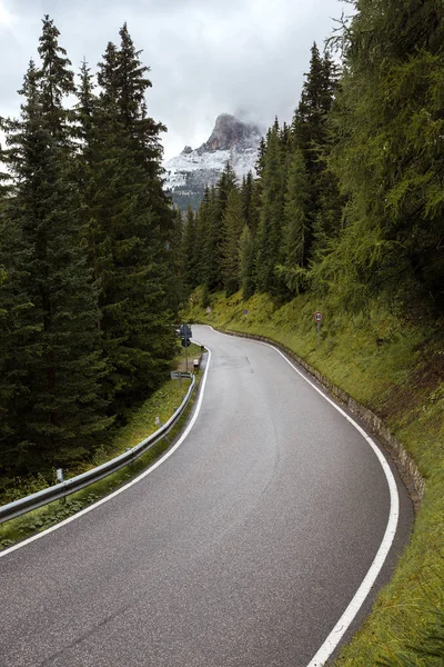 Порожня дорога в горах — стокове фото