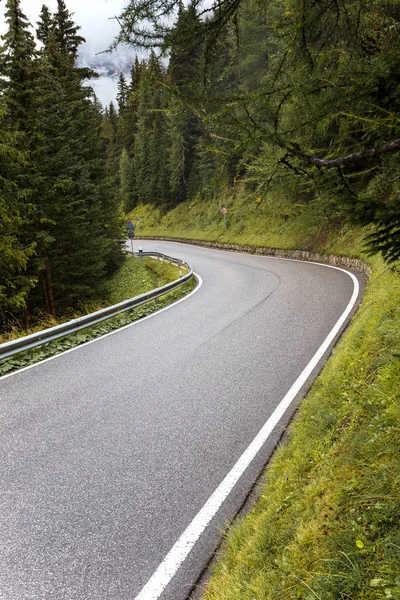 Estrada vazia nas montanhas — Fotografia de Stock