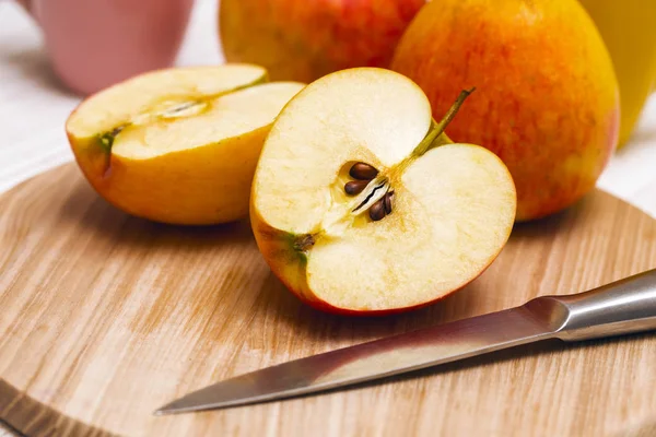 Rebanada de manzana jugosa — Foto de Stock