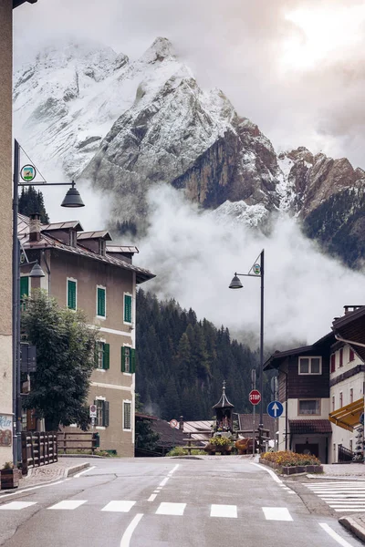 View of the central streets in the canazei — Stock Photo, Image