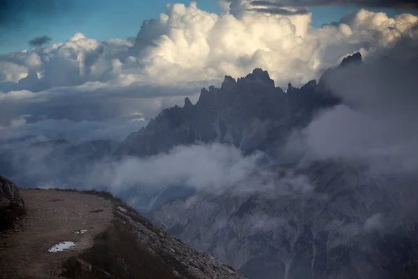 Vysoké horské útesy v Dolomitech — Stock fotografie