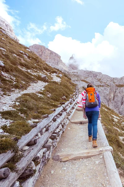 Turist flicka på Dolomiterna — Stockfoto