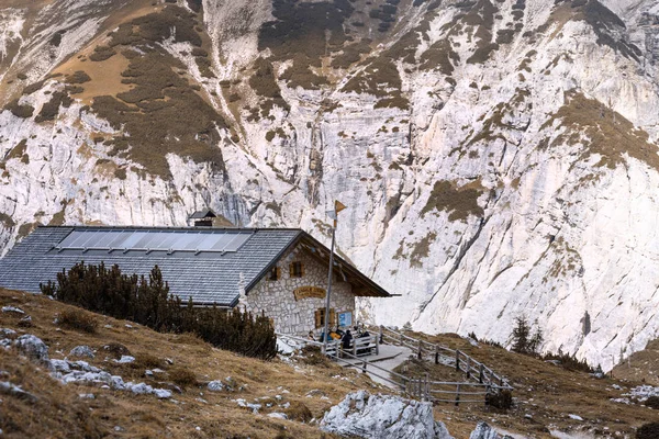 Rifugio alto nas montanhas das Dolomitas — Fotografia de Stock