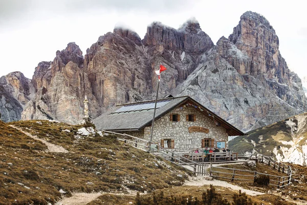 Rifugio au sommet des Dolomites — Photo