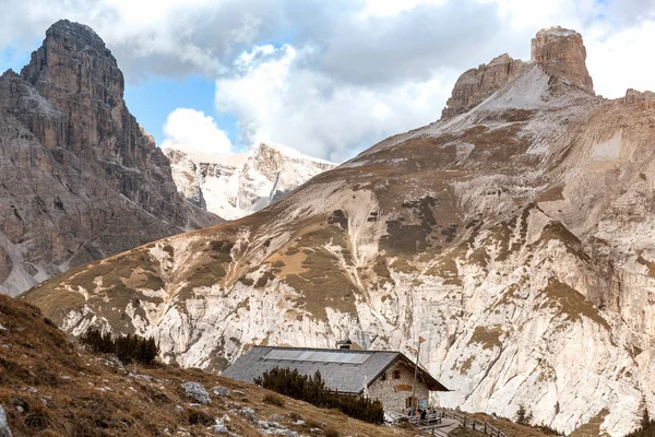 Rifugio hoog in de bergen van de Dolomieten — Stockfoto