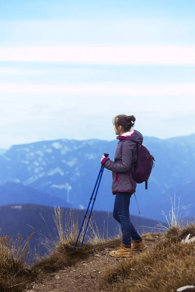 Tourist girl at the Dolomites — Stock Photo, Image