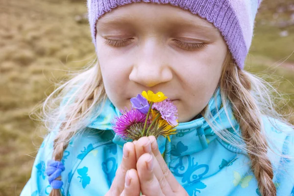 Девушка и полевые цветы — стоковое фото