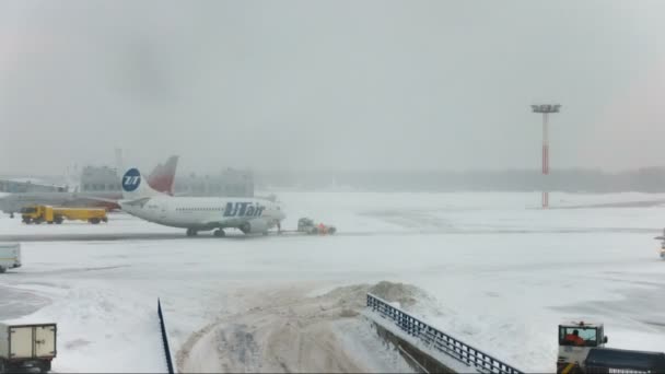 モスクワ ロシア連邦 2018 除雪機 ブルドーザー グレーダー 2018 ロシアのモスクワのヴヌーコヴォ国際空港でハードの降雪で空港の滑走路で働く他のマシン — ストック動画