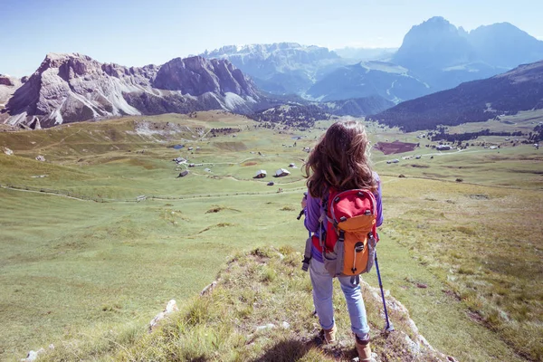 Toeristische meisje op de Dolomieten — Stockfoto