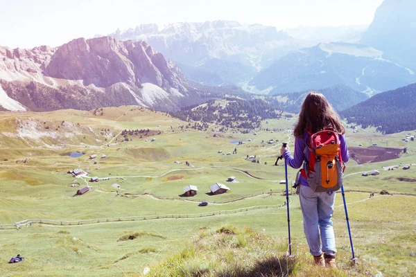 Turist flicka på Dolomiterna — Stockfoto