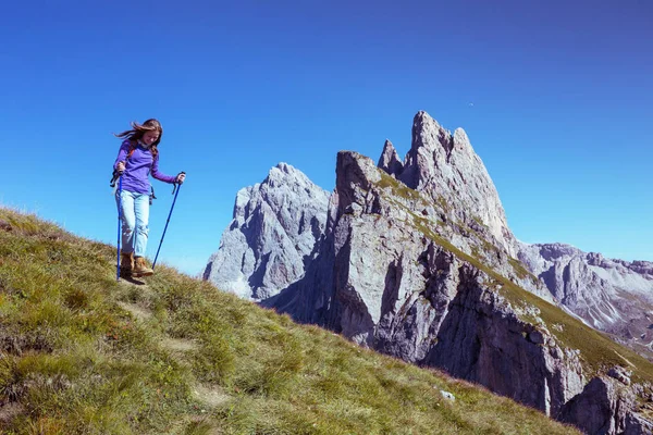 Chica turística en los Dolomitas —  Fotos de Stock