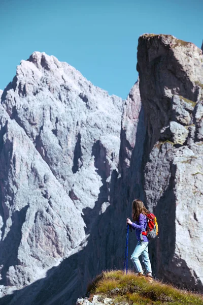 Ragazza turistica nelle Dolomiti — Foto Stock