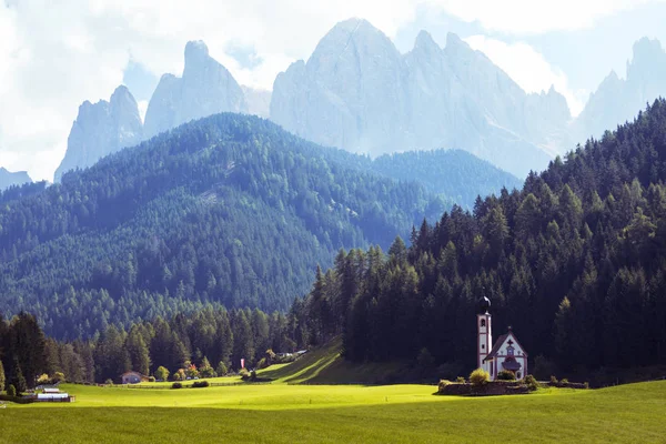 多洛米蒂山阿尔卑斯山圣 Johann 教堂 — 图库照片