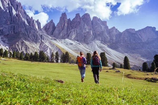 Turist tjejer på Dolomiterna — Stockfoto