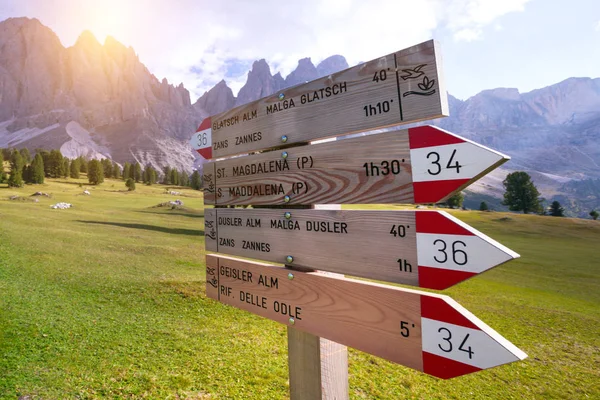 Wooden sign on a path — Stock Photo, Image