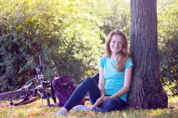 Mädchen im Park — Stockfoto