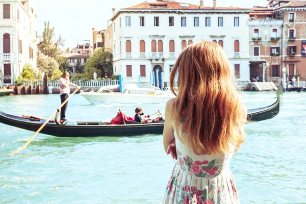 Дівчина у Венеції — стокове фото