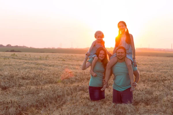 Glückliche Familie mit Töchtern — Stockfoto